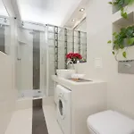 Bright With Air Conditioning Near Ogrod Saski By Renters *