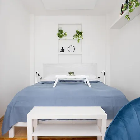 Apartment Bright With Air Conditioning Near Ogrod Saski By Renters *