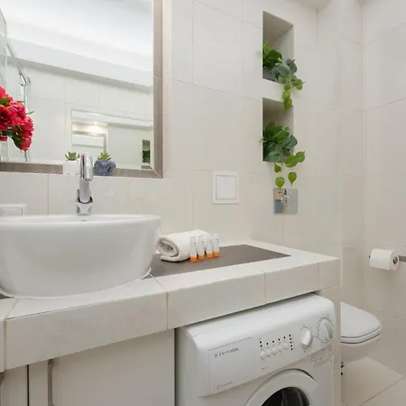 Bright With Air Conditioning Near Ogrod Saski By Renters Apartment Warsaw