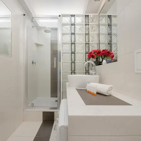 Bright With Air Conditioning Near Ogrod Saski By Renters *