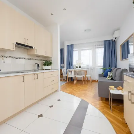 Bright With Air Conditioning Near Ogrod Saski By Renters Appartement *