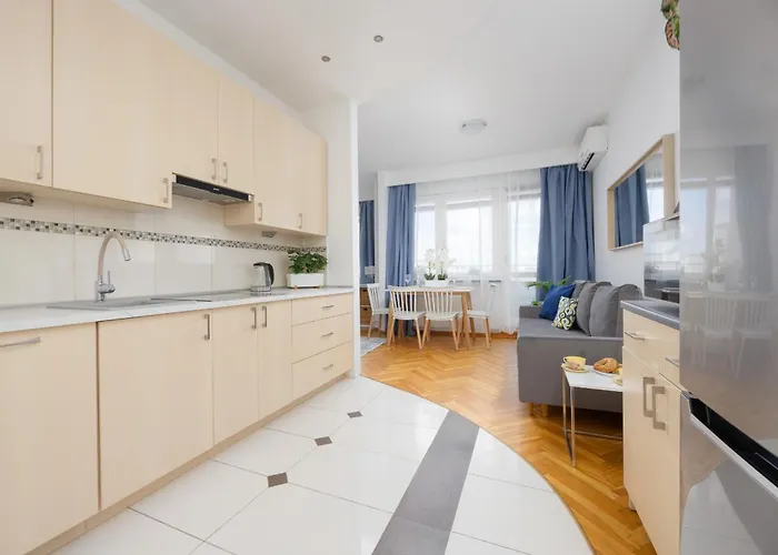 Bright With Air Conditioning Near Ogrod Saski By Renters شقة *