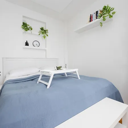 Apartment Bright With Air Conditioning Near Ogrod Saski By Renters Warschau