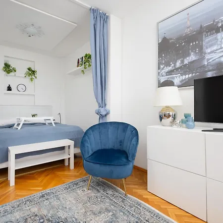 Bright With Air Conditioning Near Ogrod Saski By Renters Apartment Warschau
